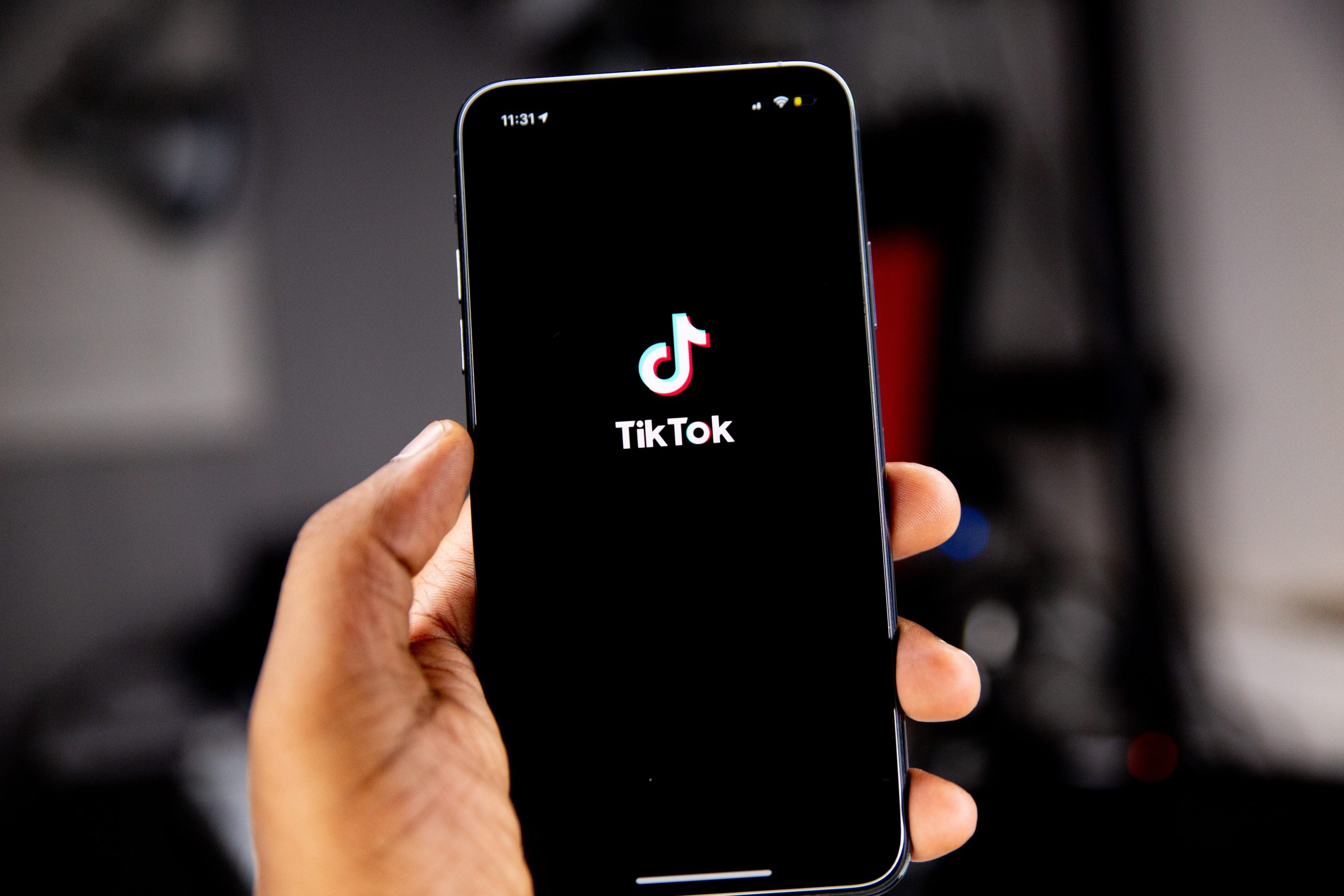 [FR] TikTok doit-elle aussi être bannie en Suisse ?